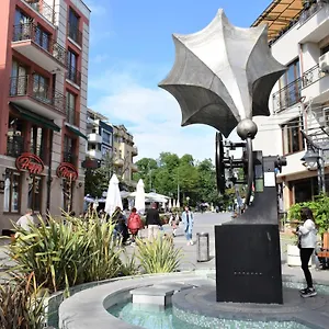 https://top-center-apartment-gramophone.sozopol-hotels.com